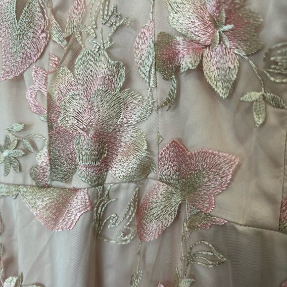 NEW Vince Camuto Size 6 Embroidered Mesh Midi with V-Neck and Spaghetti Strap - Picture 5 of 8